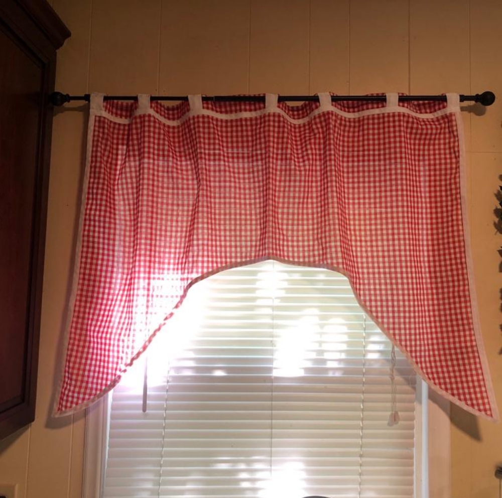 Checkered window curtain. color red/white